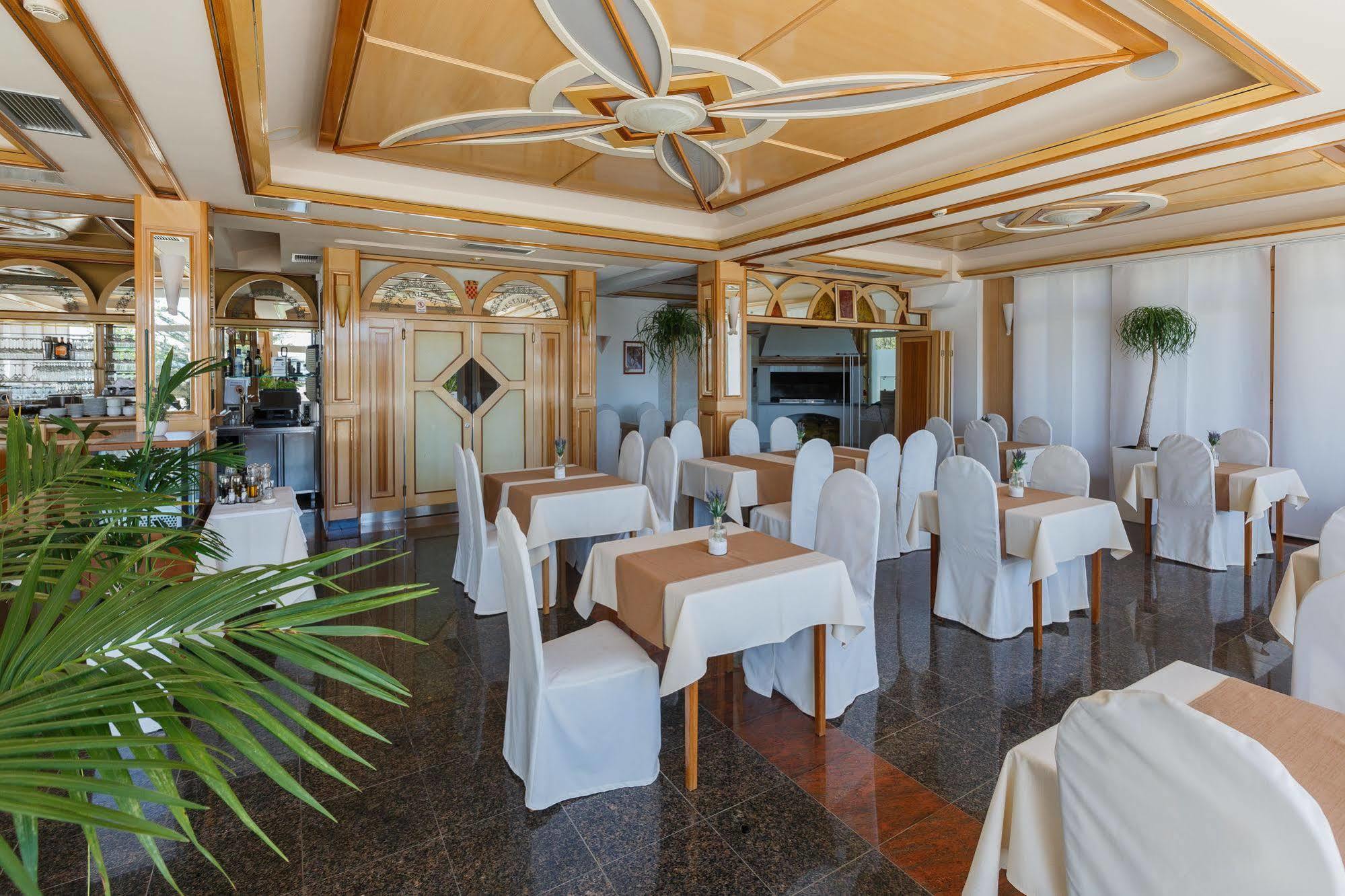 Hotel Riva Kastela With Swimming Pool Экстерьер фото